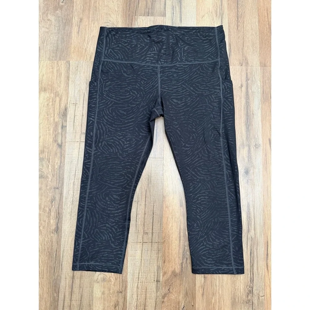 Athleta Ultimate Stash Pocket Embossed‎ Capri Leggings Black Zebra Print L
